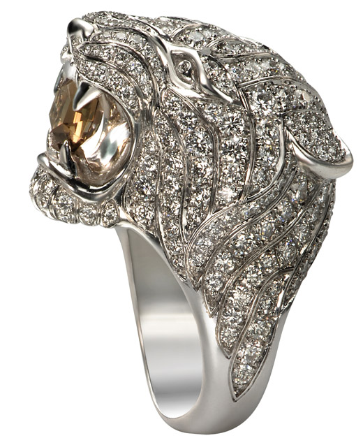 Taylor Swift glows with the Tiger ring from Carrera y Carrera at the Billboard Music Awards