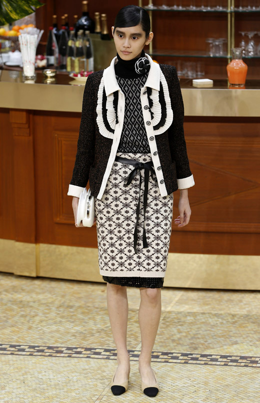 Yes, 60s are back! Chanel Fall-Winter 2015/2016 collection by Karl Lagerfeld 