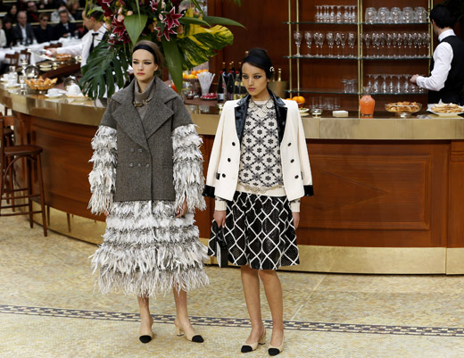 Yes, 60s are back! Chanel Fall-Winter 2015/2016 collection by Karl Lagerfeld 