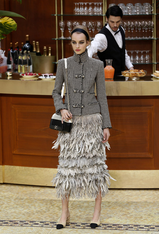 Yes, 60s are back! Chanel Fall-Winter 2015/2016 collection by Karl Lagerfeld 