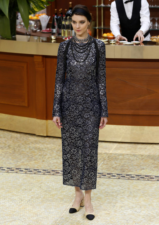 Yes, 60s are back! Chanel Fall-Winter 2015/2016 collection by Karl Lagerfeld 