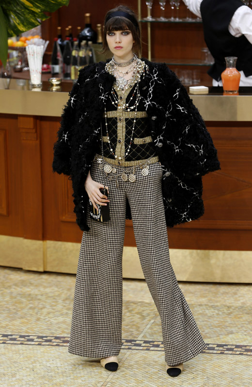 Yes, 60s are back! Chanel Fall-Winter 2015/2016 collection by Karl Lagerfeld 