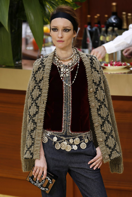 Yes, 60s are back! Chanel Fall-Winter 2015/2016 collection by Karl Lagerfeld 