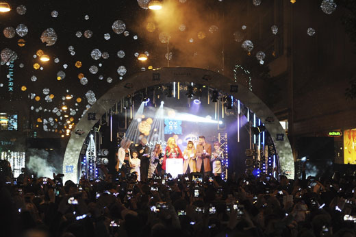 Global Superstar Kylie lights up Oxford Street at Pandora Switch on with capital