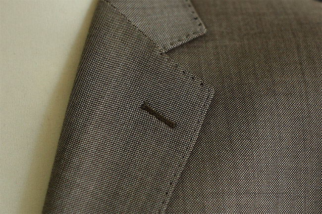 The made-to-measure suit can be completely customized