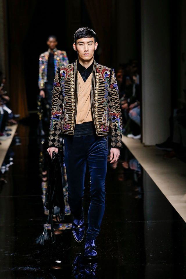 A model walks the runway at the Balmain Homme show during Paris Men's  Fashion Week Fall-Winter 2016/17 on January 23, 2016 in Paris, France.  Photo by Aurore Marechal/ABACAPRESS.COM Stock Photo - Alamy