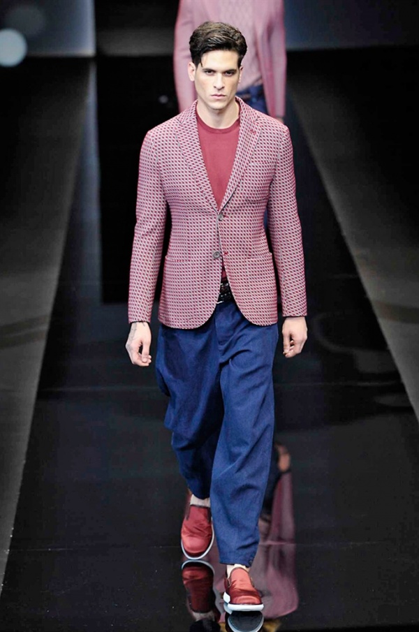 Milano Moda Uomo: Giorgio Armani Spring-Summer 2017 men's collection 