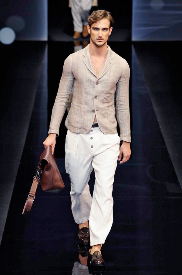 Milano Moda Uomo: Giorgio Armani Spring-Summer 2017 men's collection 