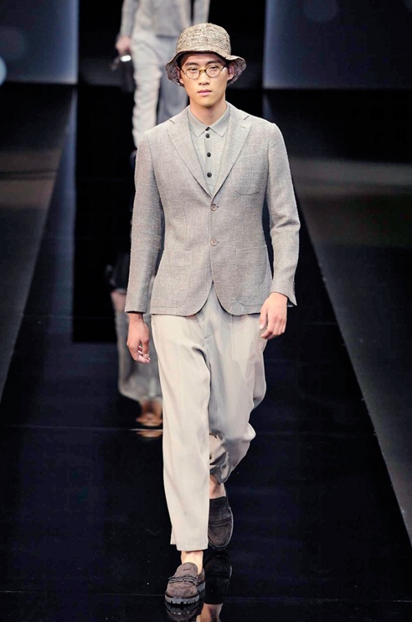 Milano Moda Uomo: Giorgio Armani Spring-Summer 2017 men's collection 