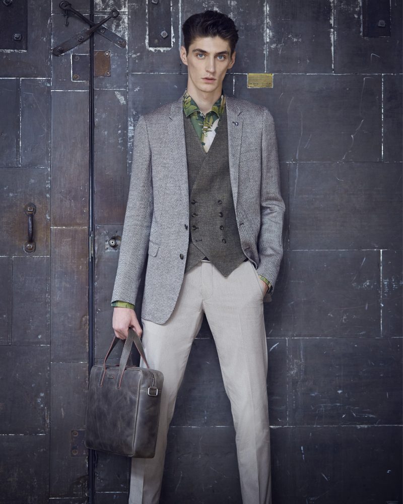 Ungaro Men Spring- Summer 2017 collection offers a variety of stylish men's suits 