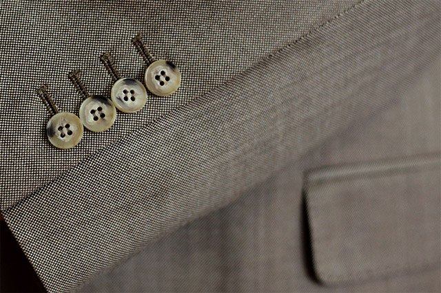 The suit details Working cuffs and kissing buttons