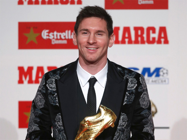 Argentinian soccer player Lionel Messi (R) and his wife Antonella Roccuzzo (L), pose for the media after their wedding in Rosario, Santa Fe, Argentina, 30 June 2017. EPA/David Fernandez