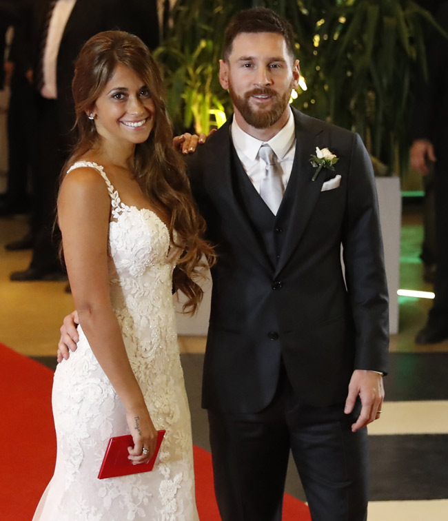 Argentinian soccer player Lionel Messi (R) and his wife Antonella Roccuzzo (L), pose for the media after their wedding in Rosario, Santa Fe, Argentina, 30 June 2017. EPA/David Fernandez