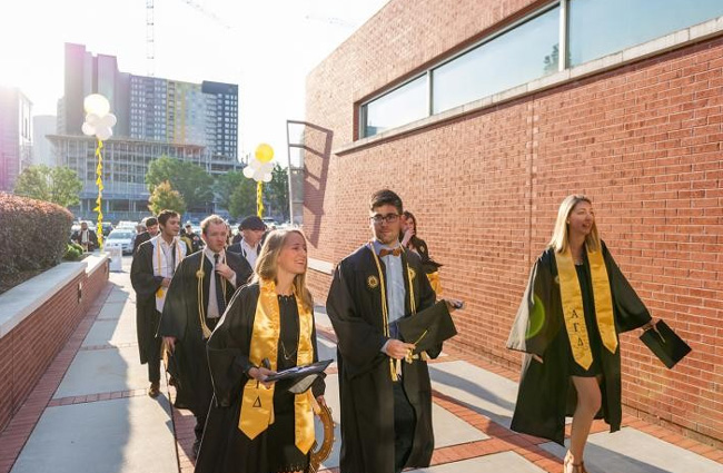 What to Wear to a College Graduation