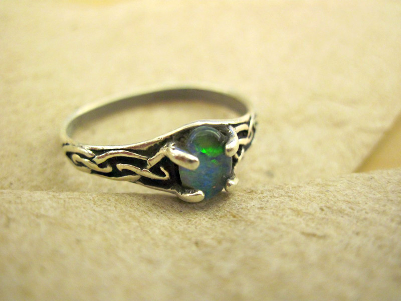 Reasons To Buy Emerald Rings And Other Antique Jewelry 