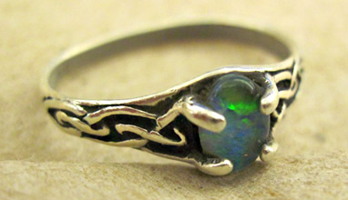 Reasons To Buy Emerald Rings And Other Antique Jewelry 