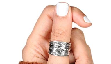 Four Ways To Style Your Thumb Rings