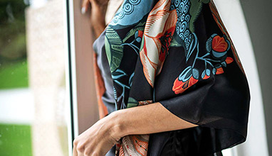3 ways to wear a silk scarf, depending on the occasion