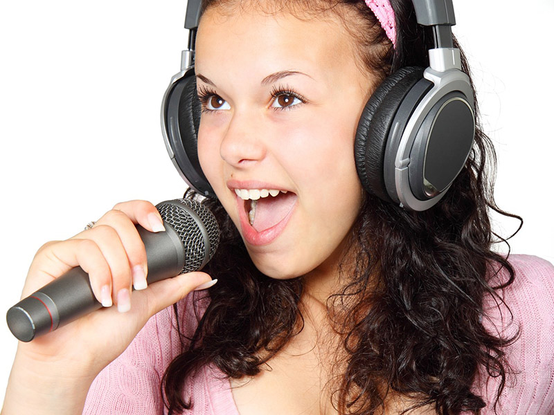 The Advantages of Learning to Sing Online