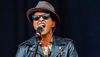 Bruno Mars' Fashion Style: A Blend of Retro and Modern Flair