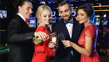 How should newcomers dress for a casino visit
