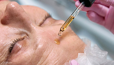 Should Mature Skin Use Highlighter? Tips for a Radiant Glow