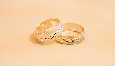 What Are the Characteristics of Traditional Wedding Band Collections?