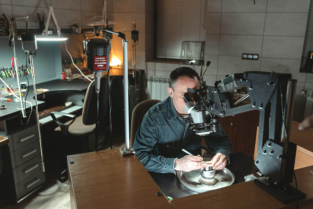 Stone setting schools in Europe ranked for anyone serious about a career in fine jewelry