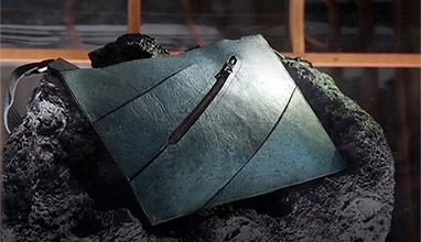 Le collagène de dinosaure inspire la creation d’un sac a main unique en son genre